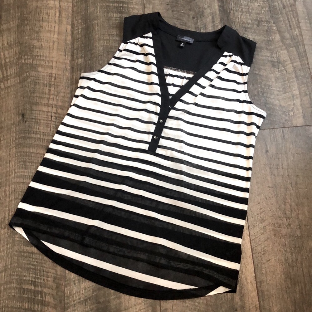 THE LIMITED BLK/WHITE STRIPED 1/2 BUTTONED SLEEVELESS BLOUSE SIZE M